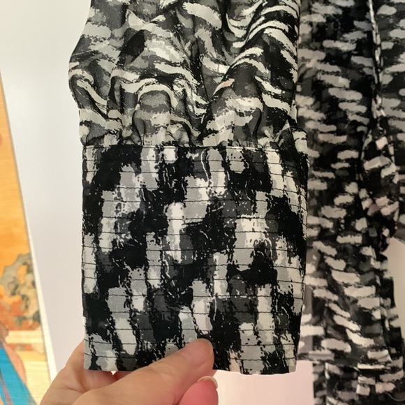 Vintage Diane von Furstenburg silk wrap around blouse - Picture 4 of 9